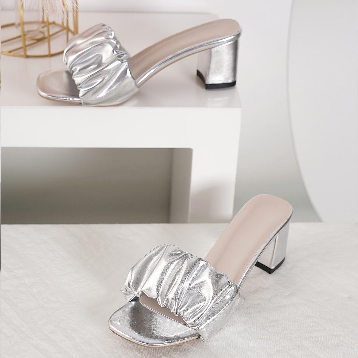 

Импортные сандалии большого размера с одним словом женские летние 2025 года новые толстые тапочки на высоком каблуке женские универсальные модные тапочки 42 серебряный