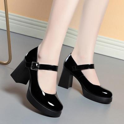 Talons hauts imperméables à plateforme printemps/été 2024: Mary Jane en cuir à boucle unique avec talon épais.