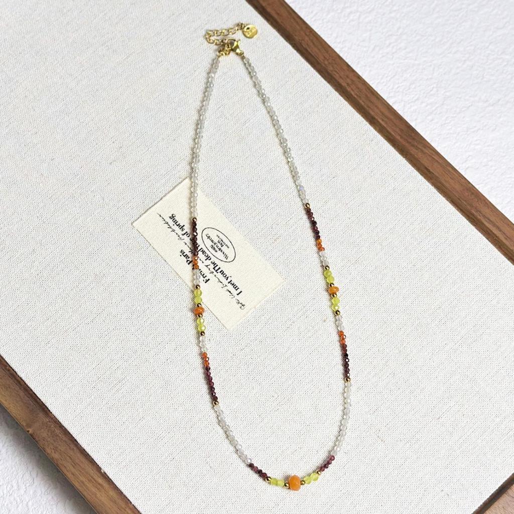 Mehrfarbige Luxus-Halskette aus Naturstein mit Mondstein- und Granatperlen