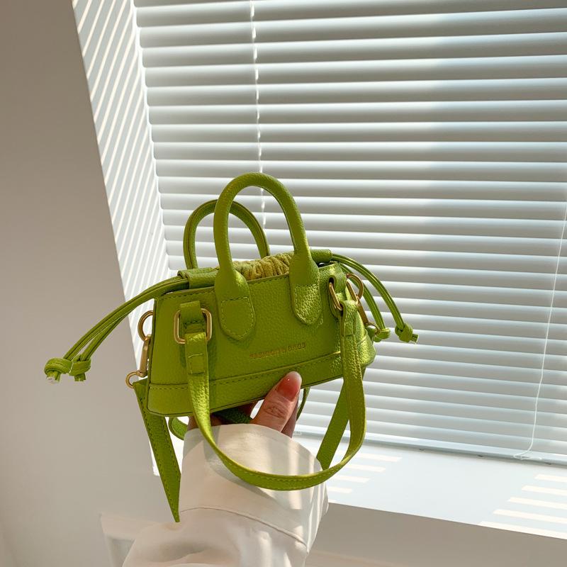 Ny Sömnad Damer Handväska Mode Enfärgad Flickor Axelväska Enkel Mini Flicka Axelväska Nischad Design Skalväska Bilstygn