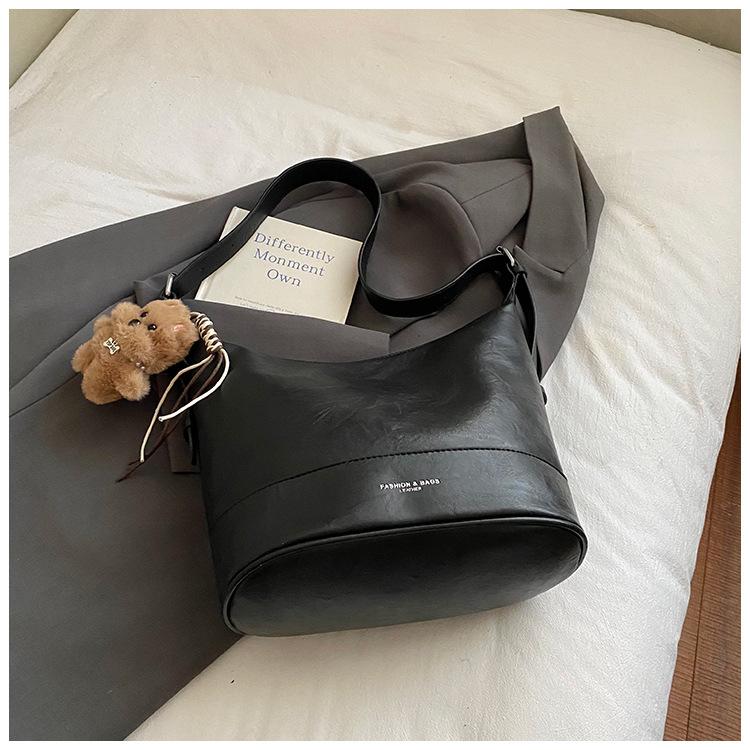 Retro temperament 2025 new daily commuting versatile shoulder messenger tote bag soft leather casual binaural bucket bag
