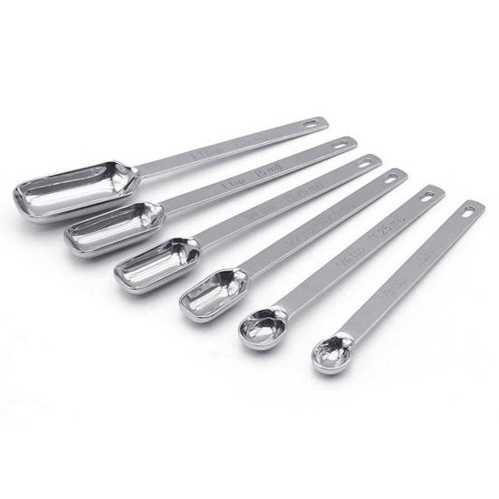 6 ks nerezové ocelové stupnice, měřicí čtverec, kořenící lžíce, naběračka, nástroje na pečení