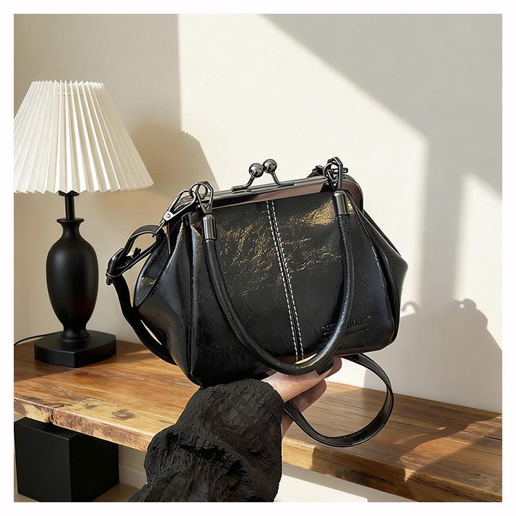 Elegant Women's Crossbody Handbag - Soft Leather, Trendy Niche Design, Simple Single-Shoulder Messenger Bag