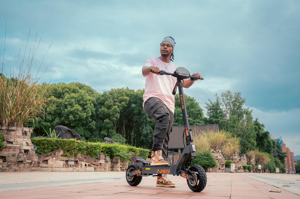 Kukirin G2 Electric Scooter 800W Motor Range 55 KM 48V 15AH 10 Inch Tires 7-light Safety System E-Scooter
