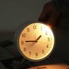 4,5-Zoll-Wecker, analog, nicht tickend, leise, kleine Schreibtischuhr mit Hintergrundbeleuchtung für Wohnzimmer, Schlafzimmer