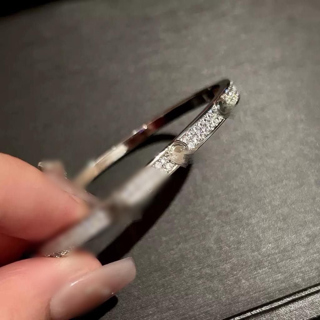 2026 klassisches Rautenmuster Vollbohrer Armband Damen leicht luxuriös High-End breit und schmal vergoldet 18K Diamant Partnerarmband