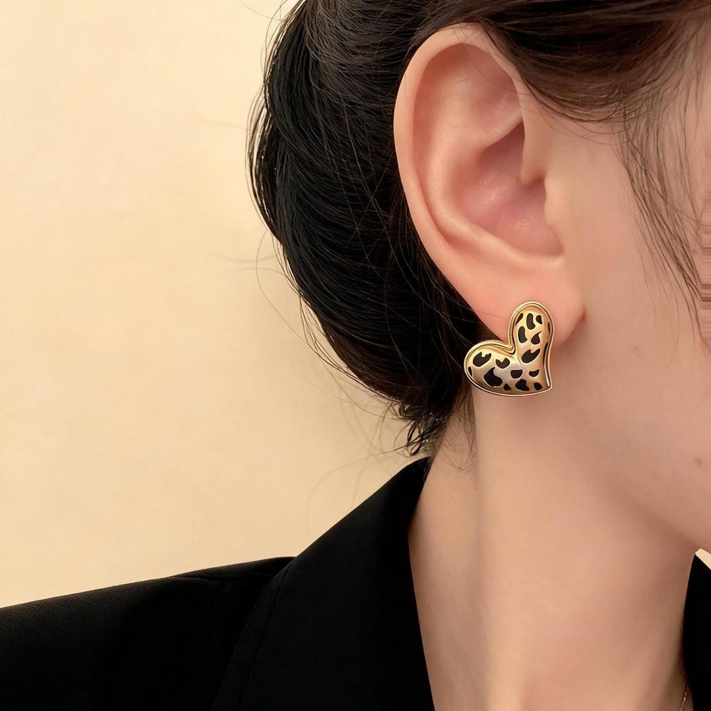 Silbernadel Wassertropfen Herz Ohrringe: Retro Hongkong-Stil, Leichter Luxus, Nieten mit Leopardenmuster