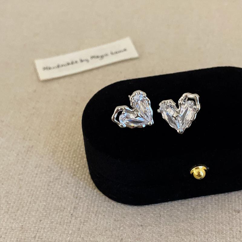 Flash Diamond Zircon Love Empty Stud Earrings Women'S French Retro Light Luxury Elegant Fashion Commuter Earrings