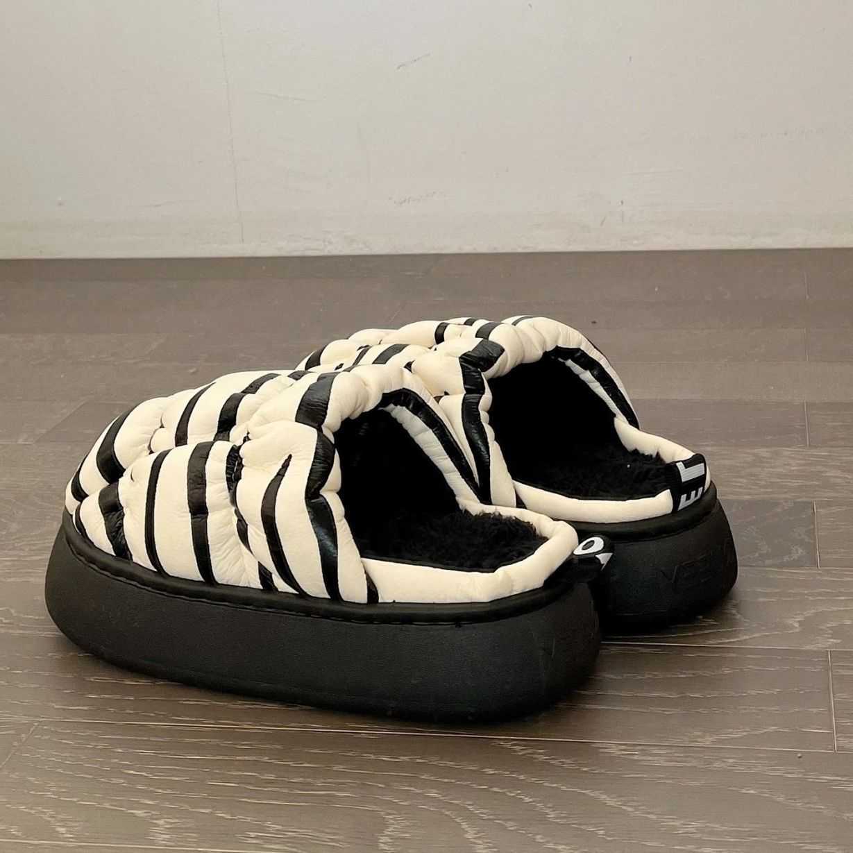 

Модная женская обувь, хлопковые тапочки 2024, осень-зима, теплая платформа, водонепроницаемые, нескользящие, домашние, плюшевые тапочки из коровьей кожи, женские тапочки 38-39 зебра