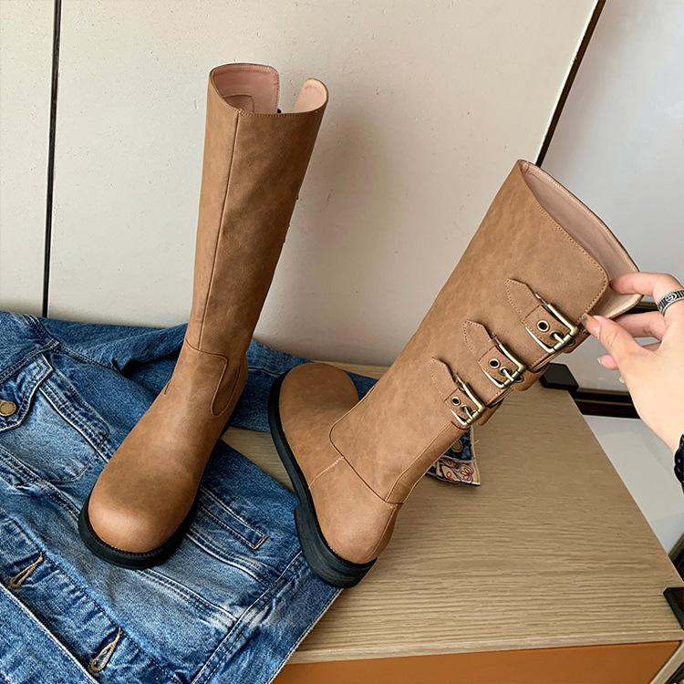 Nischendesign braune Stiefel 2025 neu runde Zehenpartie flache Sohle Stiefel Damen kleiner dicker Absatz hohe Reiterstiefel