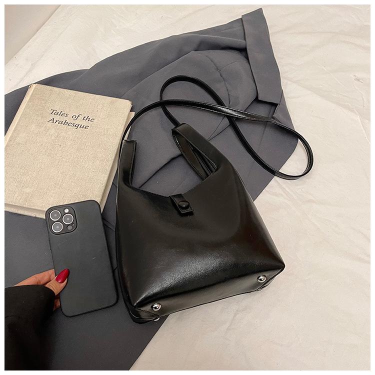 Korean Version of Fashionable Portable Bucket Bag Women's 2025 New Simple and Versatile Shoulder Bag Texture Versatile Commuter Messenger Bag