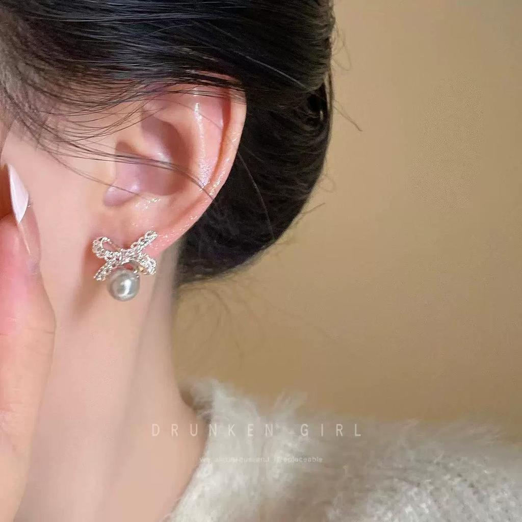 Eleganckie Retro Kolczyki Sztyfty z Perłą dla Kobiet - Prosty, Wysokiej Klasy Design ze Srebrną Igłą