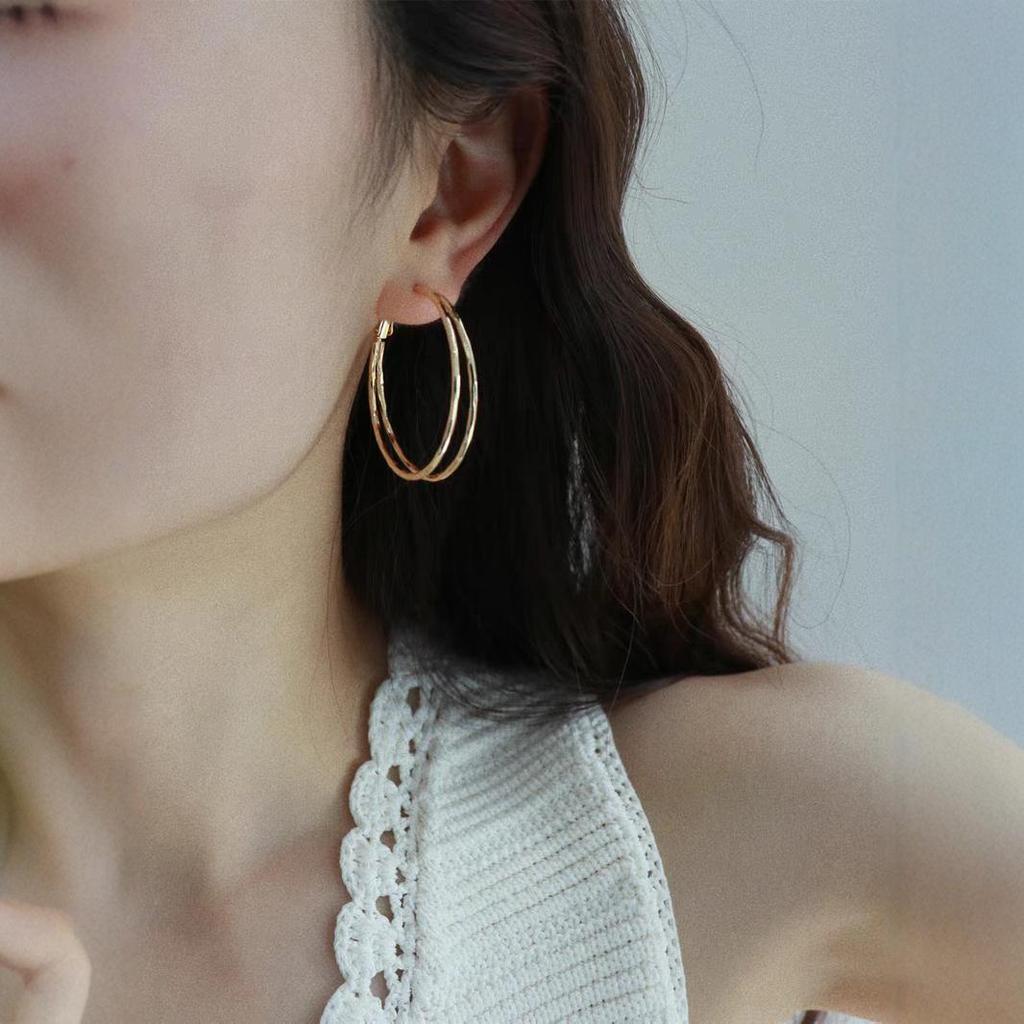 Europäische/Amerikanische Doppellagige Versetzte Kreis-Ohrringe: Trendiger, kalter Stil, hochwertiges Doppelring-Design.