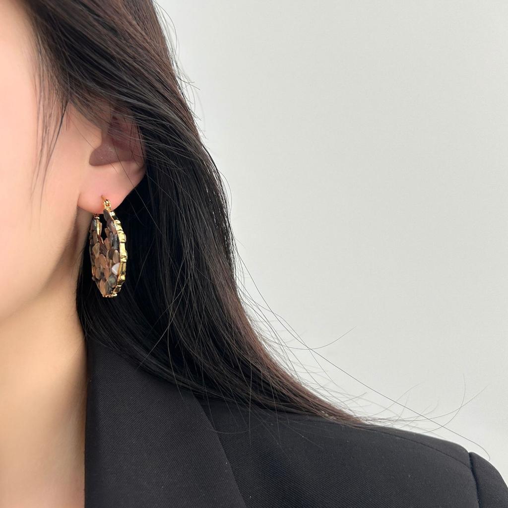 Color mother-of-pearl earrings, ear buckles, simple natural personality, exquisite and versatile fashion, unique, simple and generous earrings