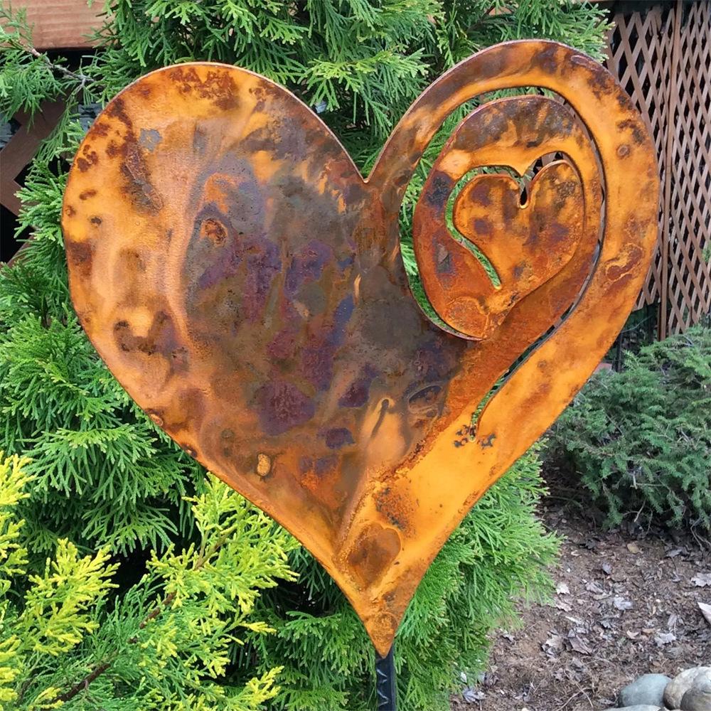 American Wrought Iron Heart-Shaped Rusted Metal Floral Garden Decoration