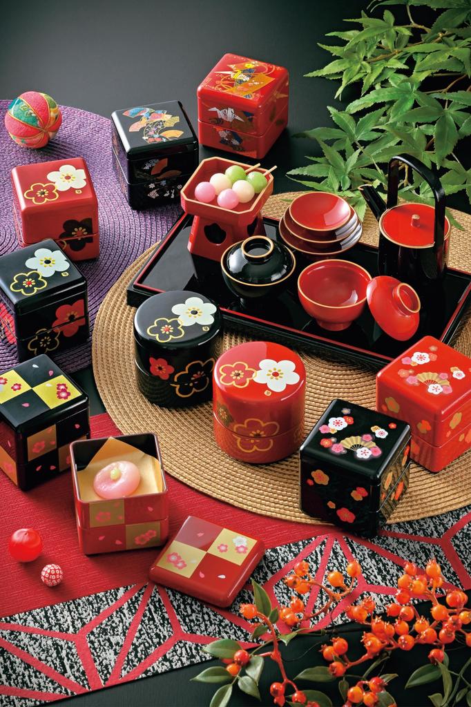 Tatsumiya Motenashiya Mini Round Box with Vermilion Flower Pattern and Plum Blossom 54914 Design, Size Approx. 6.8mm, H6.4mm,