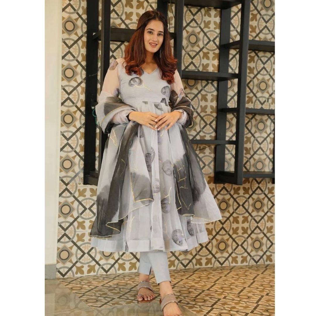 

Фирменное и разработанное платье высшего качества с дупаттой с высокой степенью связи.