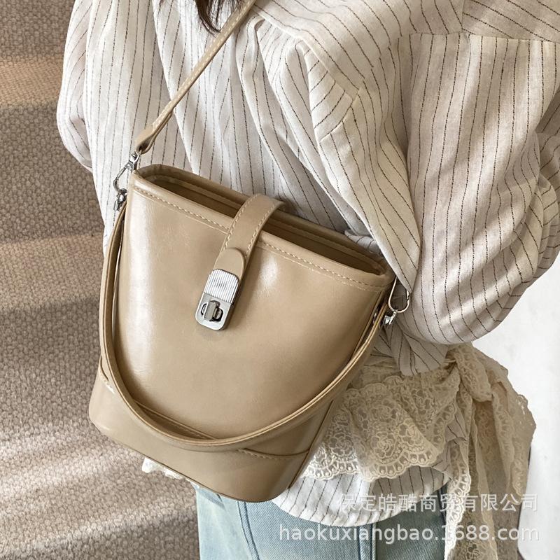 High sense women's bag 2025 new fashion autumn and winter niche design shoulder messenger bag retro handbag