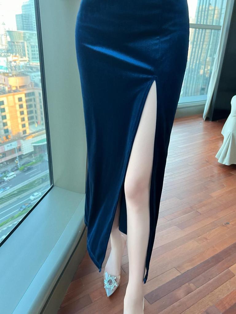 Gold Velvet Rhinestone Evening Gown for Women with Waist-Cinching Slim Fit and Split Strap Design