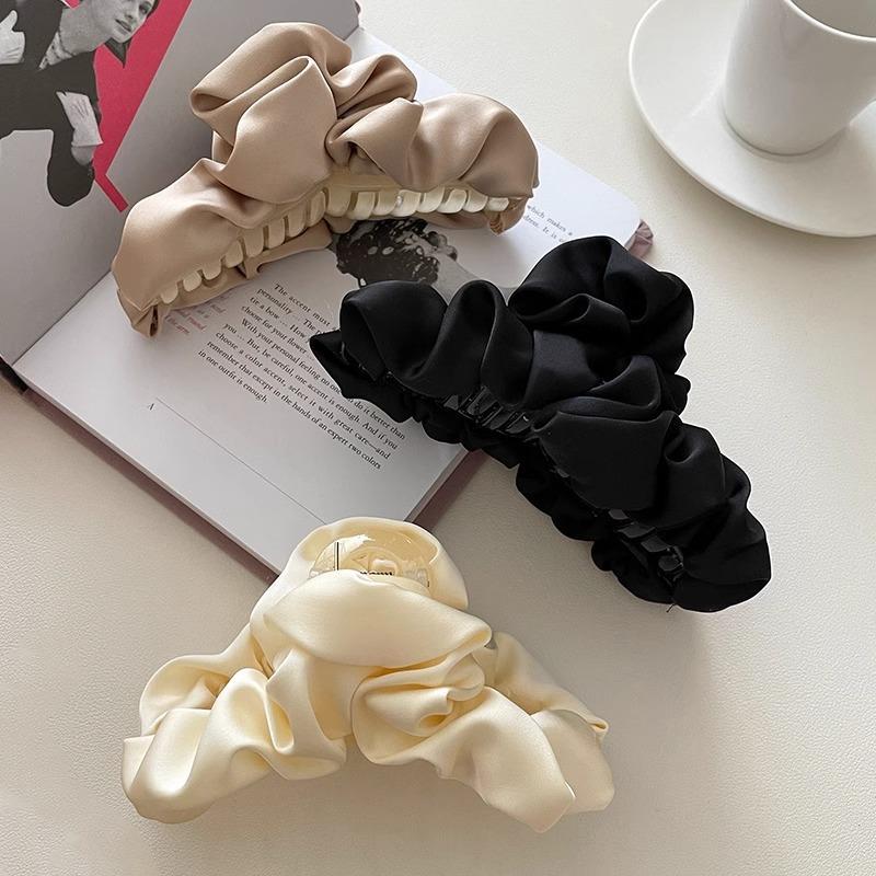 Trendy Pleated Shark Clip for Women Acrylic Temperament Hair Clips Black Beige Cloud Hair Jewelry Korean Daily Hair Accessories French Y2K Hair Pin