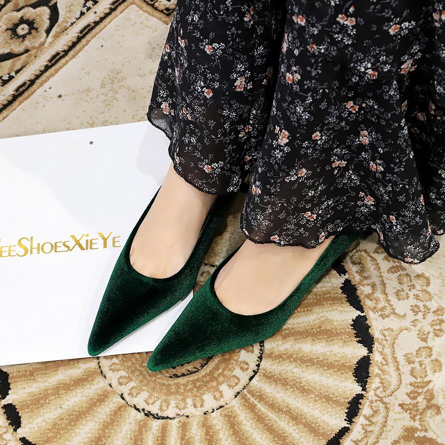 Madingi moteriški batai banketams: Ploni kulno vidurio kulno segios smailės galiuko storio aksomo veido vienviečiai batai