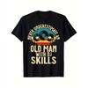 T-shirt Retrò da Uomo per DJ – Maglietta Retrò Musica Pesante 180Gsm, Stampata con Dischi in Vinile, Onde Sonore e "Non Sottovalutare Mai un Vecchio per DJ"