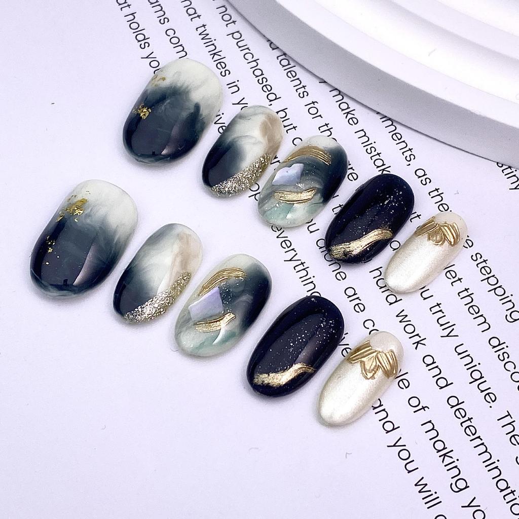 Handmade Gradient Nail Tips: Short Oval, Versatile, Skin-Brightening, Hand-Painted Nail Art Stickers.