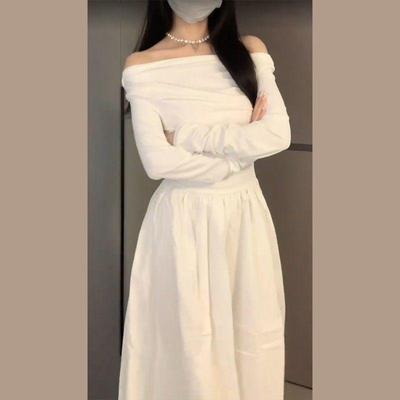 Elegantes, weißes Langarmkleid mit One-Shoulder-Ausschnitt für Damen – Stil Frühherbst 2025 mit tailliertem, hochgeschlossenem Rock im französischen Stil.