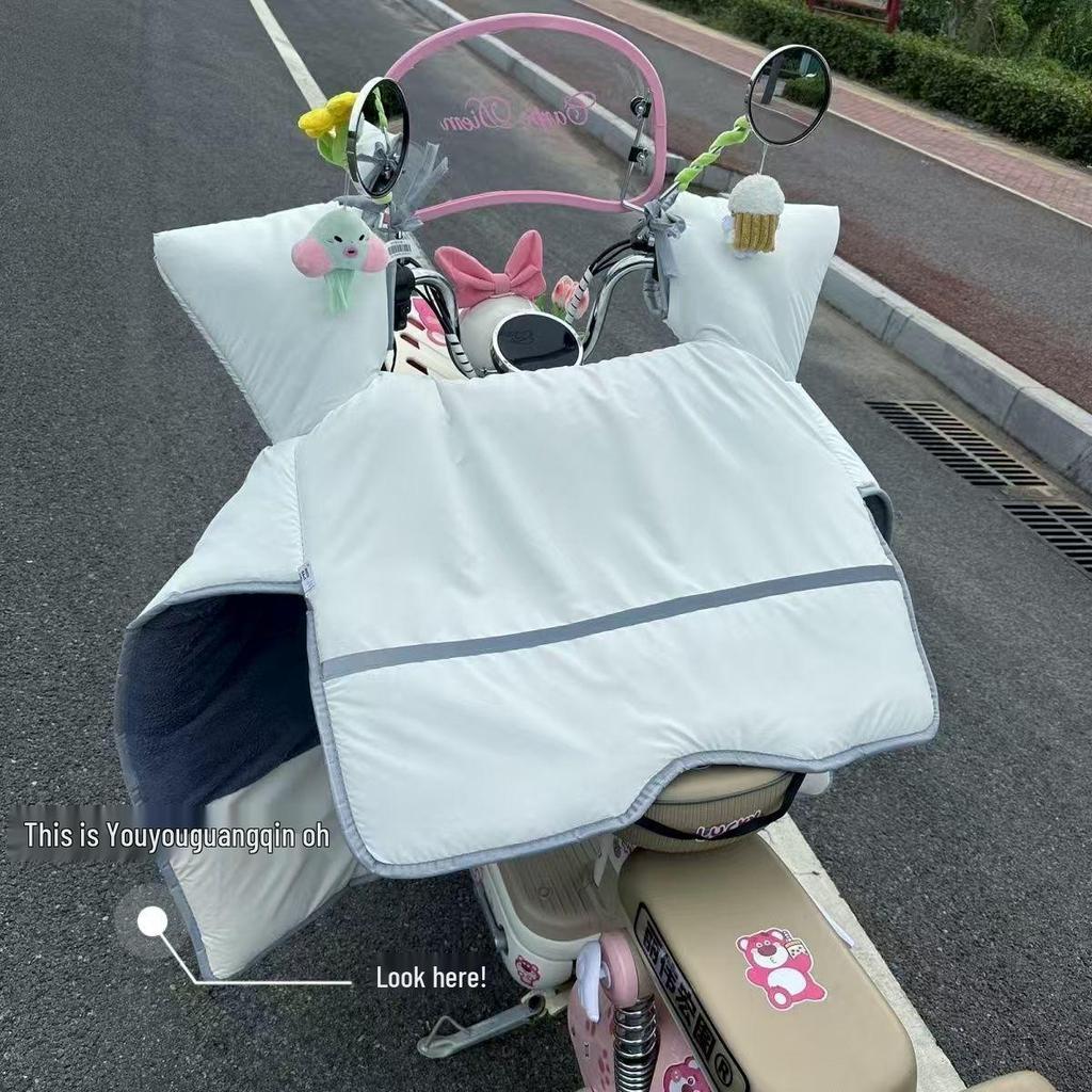 Thick Windproof & Waterproof Quilted Blanket for Electric Vehicles - Warm, Velvet-Lined, and Coldproof