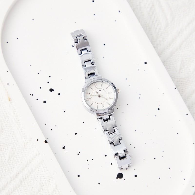 

Ladies Quartz Wristwatch With Decorative Alloy Band For Women Silver White