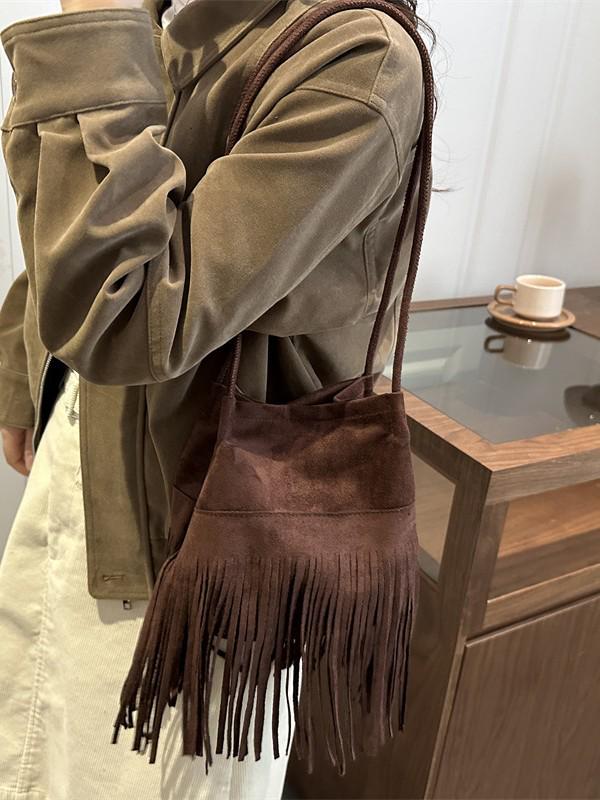 Damen Umhängetasche mit Wildlederquaste – Trendige, hochwertige und vielseitige Schultertasche