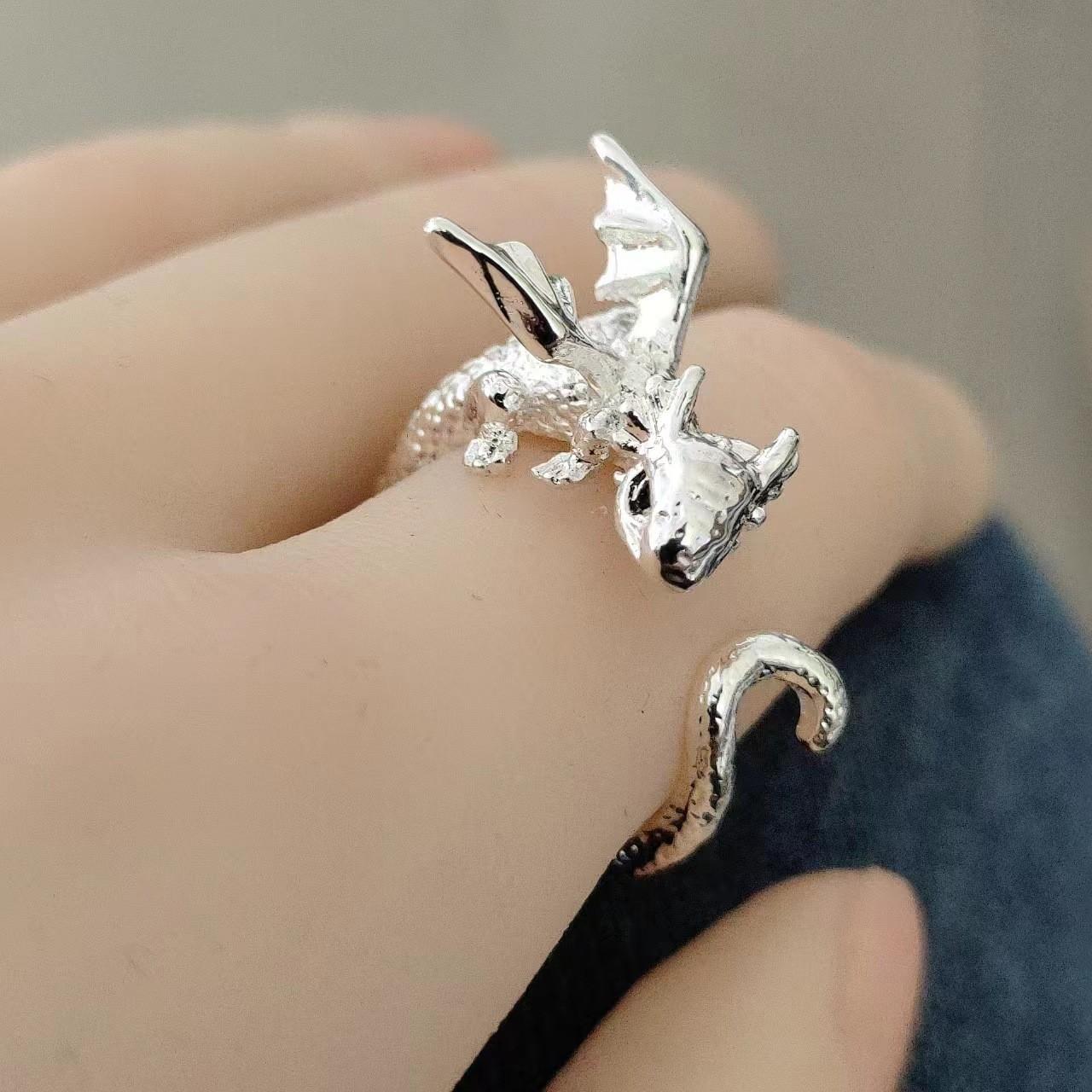 

1PC Adjustable Knitting Loop Colorful dragon shape Type Crochet Ring Sewing Accessories Finger Wear Yarn Guides Thimble Gifts