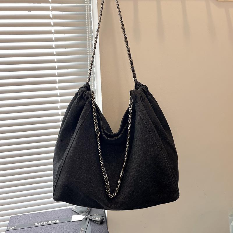 

Нова корейська версія великої джинсової сумки на ланцюжку через плече. чорний