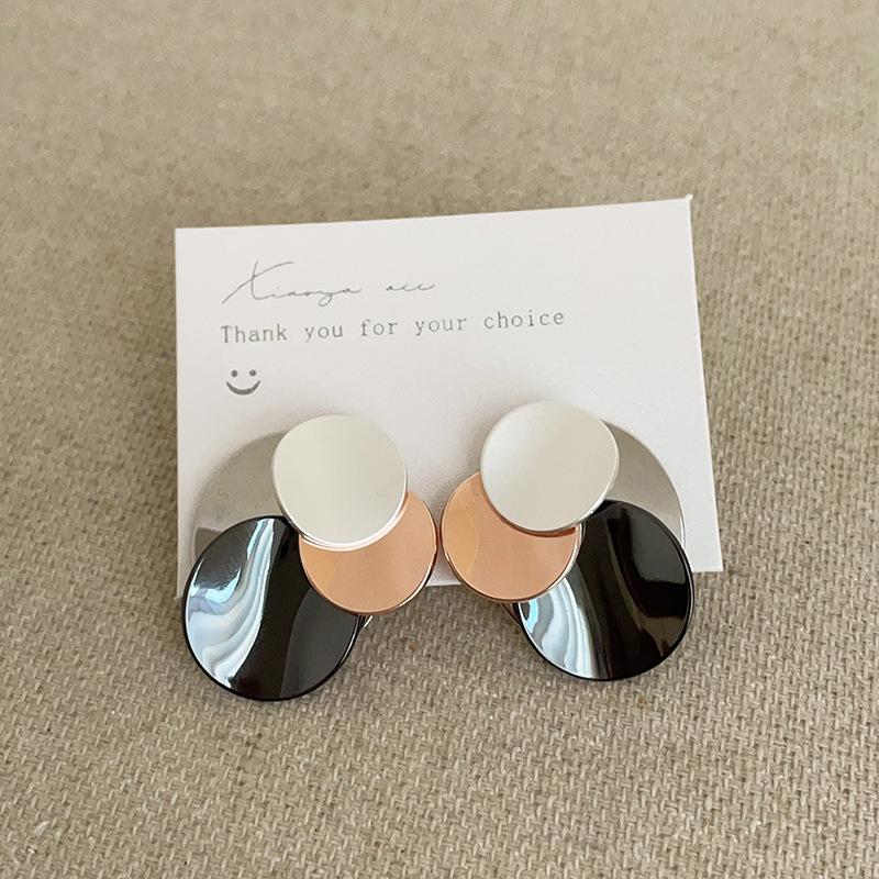 

Геометрические круглые контрастные серьги-гвоздики Женская индивидуальность Преувеличенная уникальная мода Темперамент Пригородные универсальные серьги