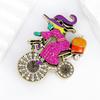 Bezaubernde Hexe auf Fahrrad Kürbis Brosche Legierung Schmuck Accessoire Für Halloween Outfit