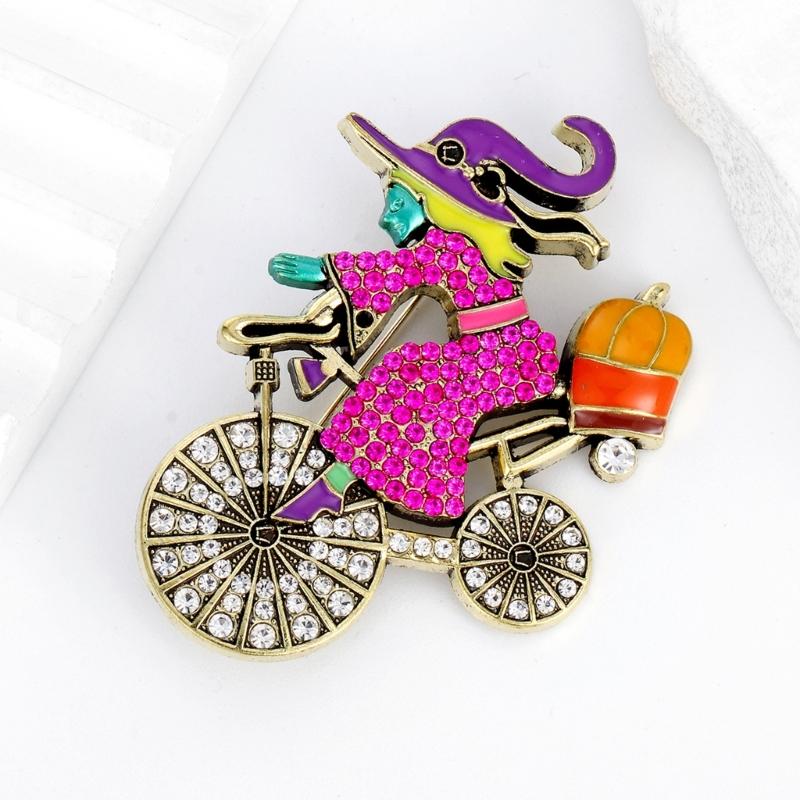 Bezaubernde Hexe auf Fahrrad Kürbis Brosche Legierung Schmuck Accessoire Für Halloween Outfit