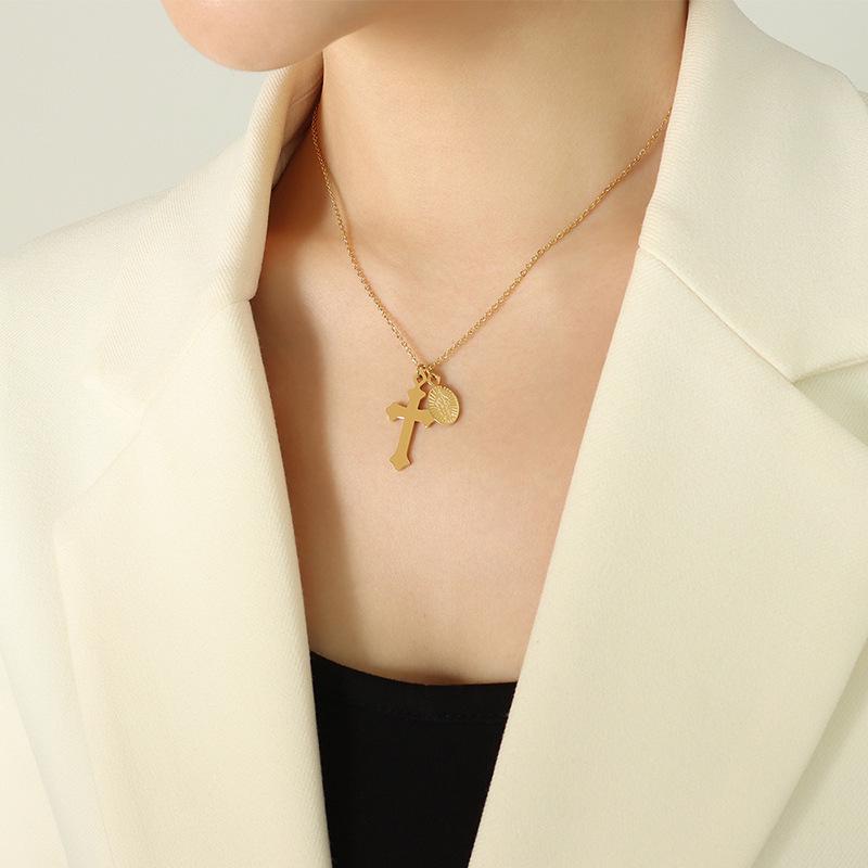 European Retro Godfather Oval Pendant Necklace, Gold-Plated Titanium Steel Clavicle Chain for Women