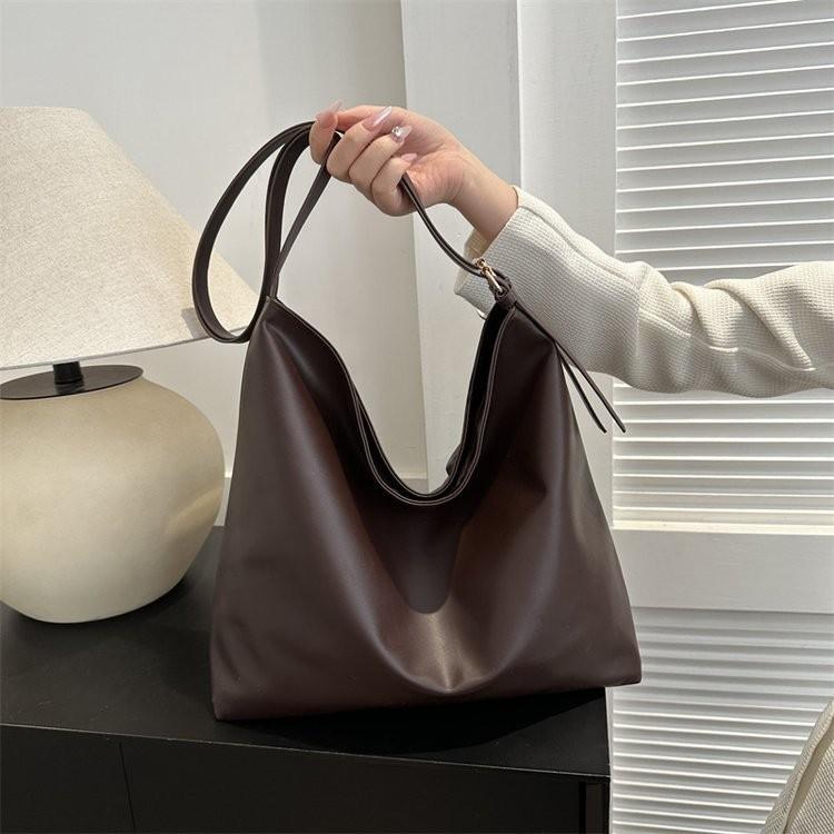 

Elegant Minimalist Women s Shoulder Bag For Autumn 2024 With Chic Floral Design And Soft Textures кофейный