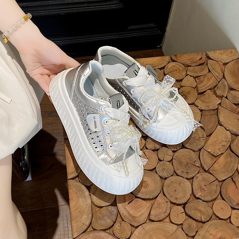 

Женские дышащие сетчатые повседневные кроссовки на шнуровке, украшенные жемчугом, для активного отдыха, путешествий, с нескользящей износостойкой амортизирующей толстой подошвой, увеличивающие рост 40 серебряный