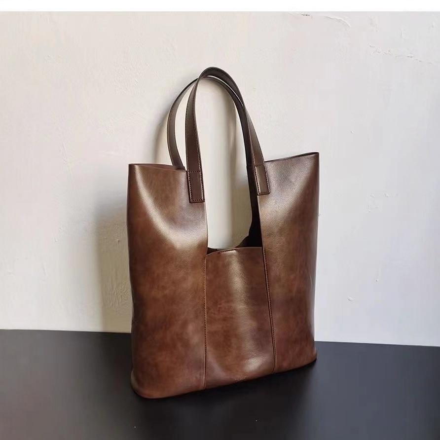2024 new women's bag Korean version large bag black pleated texture shoulder bag handbag fashionable and simple commuter tote