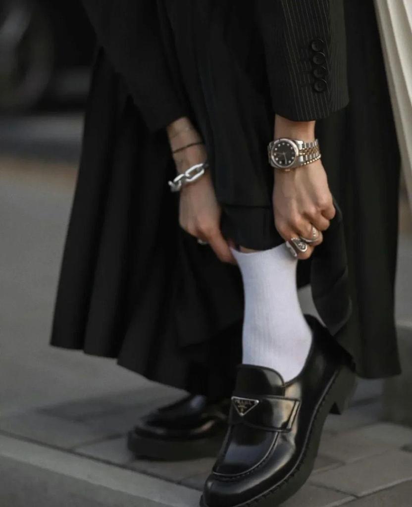 2025 Höst/Vinter Dam Äkta Läder Klackskor med Tjock Klack Vintage Skor med Triangel Logotyp