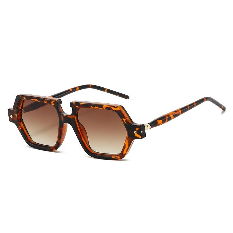 

New Square Sunglasses Women Vintage Rivets Trending Clear Ocean Gradient Lens Shades UV400 Men Punk Sun Glasses as picture леопардовый
