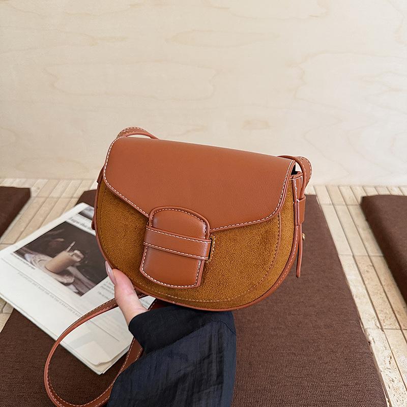 

Autumn new shoulder bag simple and fashionable saddle bag white-collar commuter messenger bag shell bag коричневый