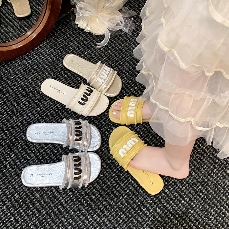 Cool Slippers Women's Summer Wear 2025 New Flat-bottomed Beach Sandals Fashionable Women's Soft-soled Small Fragrant One-word Drag
