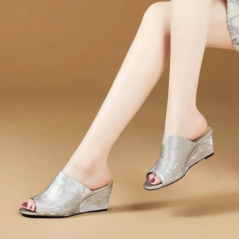 Damenmode elegant silberne Peep-Toe-Sandalen Schuhe hohe Qualität weiches Lackleder zum Hineinschlüpfen Damenschuhe niedlicher Absatz ab538