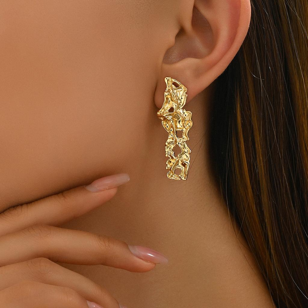 ins simple niche light luxury earrings Mori sweet pleated hollow design stud earrings versatile high-end earrings