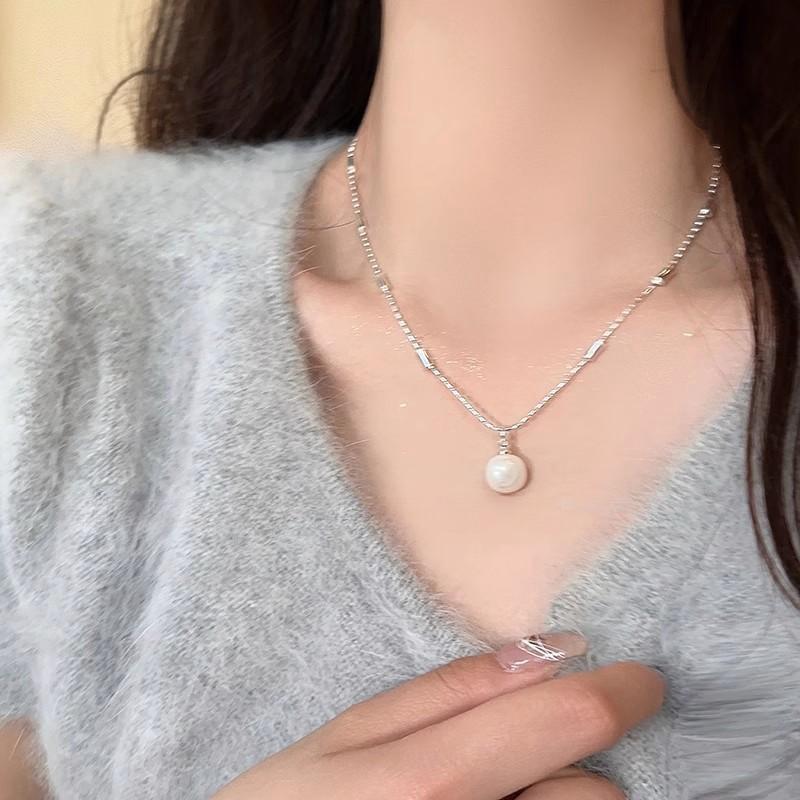 „Trendový špičkový perlový náhrdelník: Všestranný klíční řetízek z titanové oceli pro ženy"