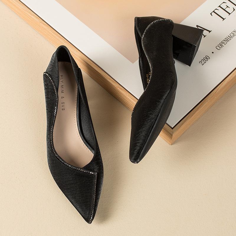 

Huiliya thick heel pointed single shoes women s new models are not tired feet fashion medium heel light mouth black work women s shoes 526-12 34 чёрный