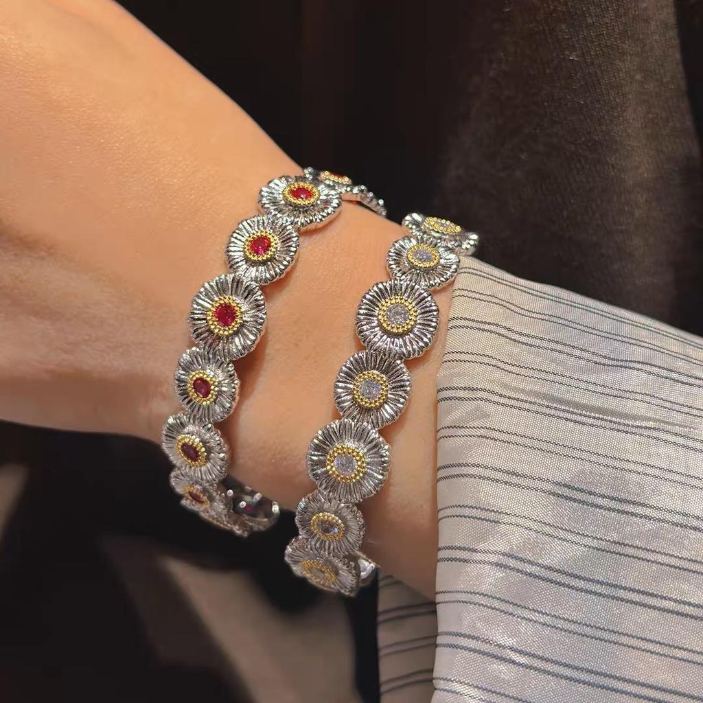 Bracciale Buccellati Margherita Italiano per Uomo e Donna con Rubino GD Bracciale di coppia abbinato a crisantemo con diamanti e design aperto