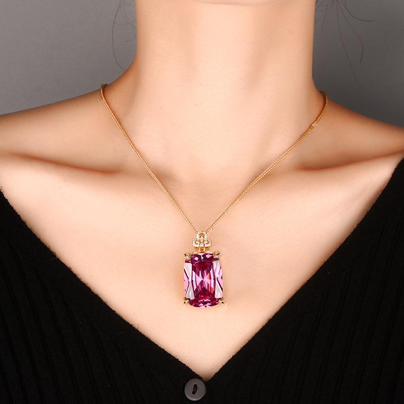 New Jewelry Copper Bottom Gold Plated Fashion Imitation Color Treasure Dafang Diamond Gold Pendant Necklace 20 * 28